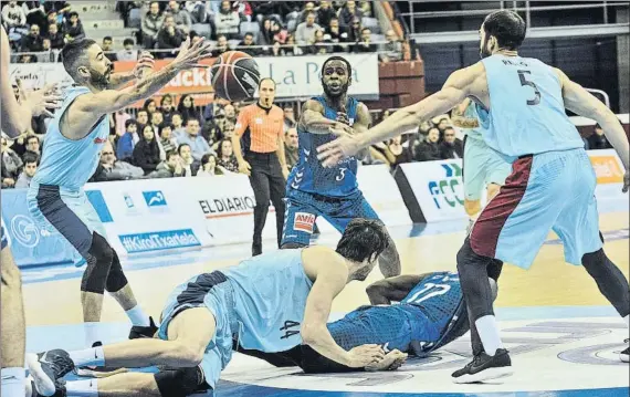  ?? FOTO: UNANUE ?? Delteco GBC recibe hoy al Iberostar Tenerife en otro partido complicado en el Donostia Arena