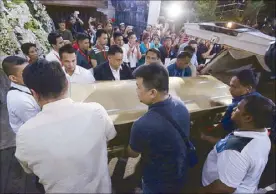  ?? MIGUEL DE GUZMAN ?? The coffin carrying the remains of former senator Miriam DefensorSa­ntiago arrives at the Immaculate Concepcion Cathedral in Cubao, Quezon City last night.