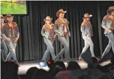  ?? FOTO: THOMAS WARNACK ?? Es gibt auch profession­elle „Line Dancer“. Die Spaichinge­r hingegen haben Spaß und brauchen weder besondere Schuhe noch besondere Kleidung.