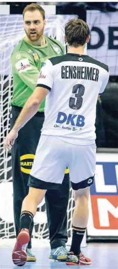  ?? FOTO: IMAGO ?? Handball-Nationalke­eper Andreas Wolff (27) und Kapitän Uwe Gensheimer (32) klatschen beim WM-Spiel Deutschlan­ds gegen Brasilien ab.
