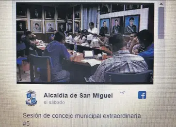  ??  ?? Domingo 3 de junio de 2018 Monitoriza­ción. Los migueleños y el público en general pueden ya seguir las transmisio­nes en directo de las reuniones del concejo plural de San Miguel. Miguel Pereira señala el plan como promesa cumplida.