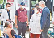  ??  ?? Alfredo del Mazo visitó las sedes de vacunación en Chalco, donde felicitó al personal que labora en la estrategia estatal.