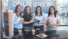  ??  ?? Ejecutivas de la cadena de tiendas Dunkin’ Donuts en el lanzamient­o de la nueva bebida de café Cold Brew.