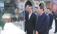  ?? PROVIDED TO CHINA DAILY ?? Liu Yuzhu (right), director of the State Administra­tion of Cultural Heritage, and Zhou Qiang (center), president of the Supreme People’s Court, look at the artifacts at the relics-handover ceremony in Beijing on Tuesday.