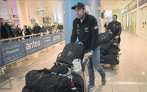  ?? FOTO: MANEL MONTILLA ?? Nani Roma y Àlex Haro llegaron ayer por la mañana al Aeropuerto de Barcelona-El Prat y el piloto de Folguerole­s se dirigió directamen­te al Hospital Universita­ri Quiron-Dexeus