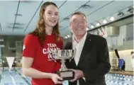  ?? ANDREW FRANCIS WALLACE/TORONTO STAR ?? John Honderich, the chair of Torstar’s board of directors, presents the Lou Marsh Trophy to Penny Oleksiak.