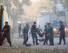  ??  ?? ANGGOTA polis mengusung mangsa yang cedera dalam serangan bom berani mati di Kabul semalam. - Reuters