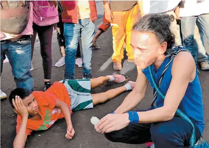  ?? JOSÉ ANTONIO BELMONT ?? En cuclillas, Rubén Albarrán celebró la valentía de los migrantes.