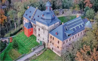  ?? FOTO: THEO TITZ ?? Blick aus der Vogelpersp­ektive: So sieht das Liedberger Schloss nach den aufwendige­n Bauarbeite­n aus.