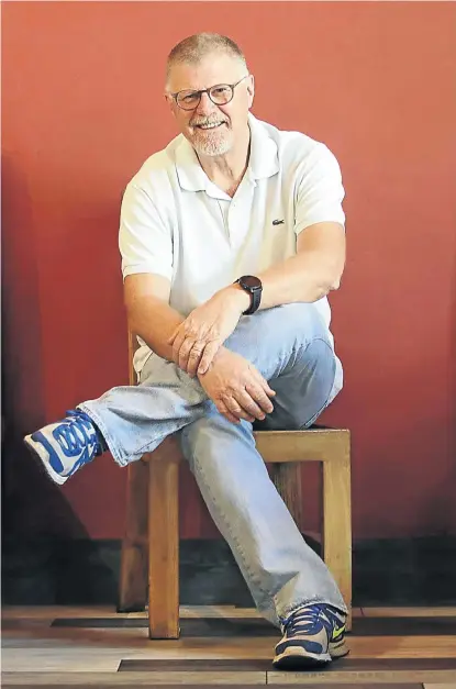  ?? Pictures: Esa Alexander/Sunday Times ?? Crime fiction author and screenwrit­er Deon Meyer in Stellenbos­ch. His books are published in 27 languages.