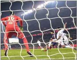  ?? (Photos AFP) ?? Encore un Clasico ce soir au Parc, avec la Coupe en toile de fond.