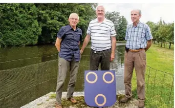  ??  ?? Claude Boscher, Michel Jardin et Philippe de Beaumont, président de l’associatio­n de sauvegarde du patrimoine de Joué-du-Plain au moulin de la Folletière, avec le blason du marquis Ango.