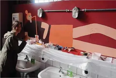  ?? Foto: Luc Ewen ?? Einige der zahlreiche­n Projekte der „Fabrik de demain“sind vergänglic­h. Nicht so jenes der Künstlerin Lynn Cosyn, die den sanitären Anlagen der Kufa ein neues Erscheinun­gsbild verpasst.