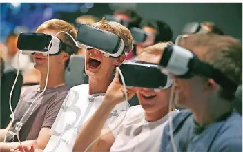  ?? FOTO: OLIVER BERG/DPA ?? Im vergangene­n Jahr erlebten Besucher der Gamescom mit VR-Brillen die virtuelle Realität.