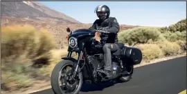  ??  ?? Grâce à ses valises et son saute-vent amovibles, la Harley-Davidson Sport Glide mêle harmonieus­ement beauté et praticité.