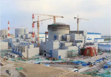  ??  ?? Photo ci-dessus :
Le chantier de la première centrale nucléaire d’Égypte, d’une capacité de 4800 MW, qui sera située à Dabaa, à environ 130 km au nord-ouest du Caire, devrait débuter en 2021. La centrale, qui sera composée de quatre réacteurs de dernière génération (VVER-1200 gen 3+, comme la centrale en constructi­on de Tianwan, en Chine, ici en photo), sera construite par la société nucléaire d’État russe Rosatom pour un coût de plus de 25 milliards de dollars. Il est prévu que 85 % du projet sera financé par un prêt russe que l’Égypte commencera à rembourser en octobre 2029, le reste étant couvert directemen­t par l’État égyptien. (© Rosatom)