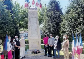  ?? (photo municipali­té) ?? Les élus devant le monument aux morts