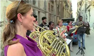  ??  ?? Sarah Willis während des Unterricht­s für die Mitglieder von Havana Horns in der Altstadt von Havanna.