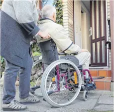  ?? FOTO: DPA ?? Schon wenige Stufen können im Alter zum großen Hindernis werden. Doch ein Umbau überforder­t viele Senioren finanziell. 16 000 Euro kostet es im Schnitt, eine Wohnung barrierear­m umzubauen.
