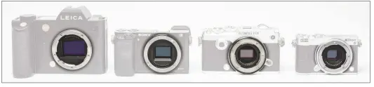  ??  ?? Bij systeemcam­era's zijn er meerdere sensorform­aten. De Four-Thirds-sensor van het Micro-Four-Thirds-systeem (tweede van rechts) is er slechts een van. Nikon (rechts) gebruikt een type-1-inch-sensor, Fujifilm, Leica, Sony en Canon hanteren APS-C...