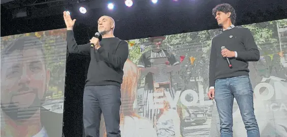  ?? LUCÍA MERLE ?? El jefe de Gobierno y el aspirante. Horacio Rodríguez Larreta y Martín Lousteau, durante el locro radical en Parque Norte.