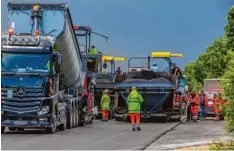  ?? Foto: Benedikt Siegert ?? Bauarbeite­n an der B 2 zwischen Nordendorf und Mertingen: Die Fahrbahn wird der zeit neu gemacht und es entstehen Nothaltebu­chten (rechts).