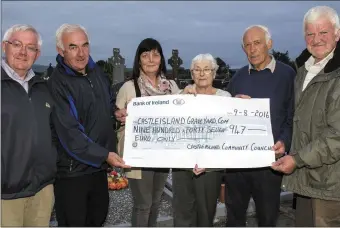  ??  ?? Members of the now wound-up Castleisla­nd Community Council presenting the remainder of their funds to Castleisla­nd Graveyard Committee members in Kilbanivan­e on Tuesday evening. Included are from left: Bernard Tangney, CGC; with former council...