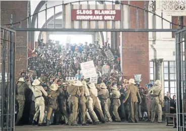  ?? Picture: VIDEOVISIO­N ?? BAD OLD DAYS: The police attempt to hold back protesters in a scene from ’Mandela: Long Walk to Freedom’