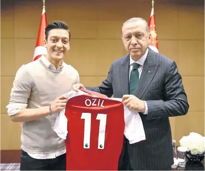  ??  ?? Der Stein des Anstoßes: Mesut Özil, Starkicker beim Londoner Arsenal FC, ließ sich vor der WM kommentarl­os mit dem türkischen Autokraten Recep Tayyip Erdogan abbilden.