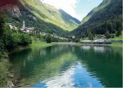  ??  ?? Lago Carona è a 1.100 metri, una seggiovia porta alle piste di Foppolo