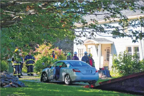  ?? COLIN CHISHOLM ?? A home along Main Street in Hantsport suffered damage after a car lost control and smashed into the side.