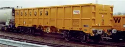  ?? SF LAPPAGE ?? Left: Yellowlive­ried Wascosa
JNA ballast box open No. 81 70 5932 198-1 at Bescot Yard on February 13.