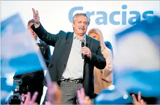  ?? VÍA AFP ?? Celebració­n. El triunfo de Alberto Fernández sitúa al peronismo a un paso de volver al poder en Argentina.