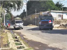  ??  ?? Listos. Representa­ntes de la ruta indicaron que incluso han adquirido un predio al que llegarían las unidades si les conceden el permiso de recorrido.