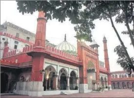  ?? HT FILE ?? The Fateh Puri Masjid in Old Delhi (above) and the Mazar of Qutubbuddi­n Bakhtiar Kaki (below) are among the board’s properties that will be on the conservati­on list.