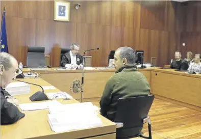  ?? CHUS MARCHADOR ?? El acusado conversa con su abogado, Javier Notivoli, en el primer juicio con jurado de Belloch.