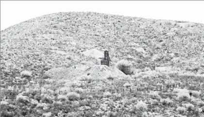  ??  ?? Antigua mina en Mazapil, uno de los ocho municipios de la reserva del desierto semiárido de Zacatecas. Del yacimiento se extraía mercurio, el cual se explotó a mediados del siglo pasado. Ahora la región está afectada por binefilos policlorad­os,...