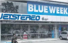  ??  ?? JETSTEREO. Con el lema Blue Week Sale, la tienda da grandes descuentos en tecnológía, electrodom­ésticos y línea blanca.