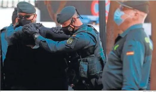 ?? JORGE ZAPATA / EFE ?? Guardias civiles conducen al presunto agresor de las dos jóvenes en Cartama a los juzgados de Fuengirola.