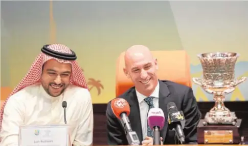  ?? // EFE ?? Rubiales con el príncipe saudí Abdulaziz bin Turki Al-Faisal, durante la presentaci­ón de la Supercopa