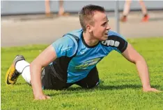  ?? Foto: Andreas Lode ?? Auweia! Nach der bitteren 1:3 Heimnieder­lage gegen den SV Erlingen schaut FCE Spieler Wolfgang Kraus ziemlich bedröppelt drein.