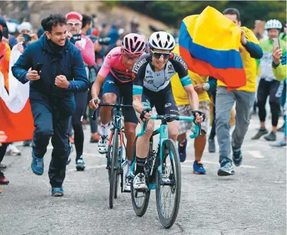  ?? / AFP ?? La rueda de Simon Yates es la que debe seguir Egan Bernal en las próximas etapas del Giro de Italia 2021.