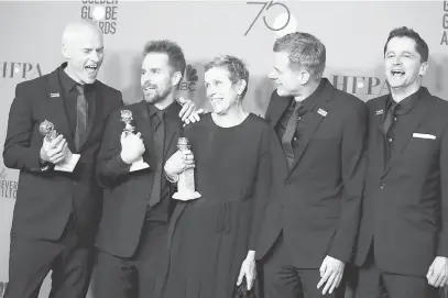  ??  ?? MENANG BESAR: Martin McDonagh (kiri) bergambar bersama barisan pelakon dan produser ‘Three Billboards Outside Ebbing, Missouri’ selepas menang anugerah Filem Cereka Terbaik - Drama di Anugerah Golden Globe baru-baru ini.