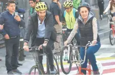  ??  ?? La mandataria Claudia Sheinbaum (der.) y Andrés Lajous (izq.), secretario de Movilidad, recorriero­n el Eje Central a bordo de bicicletas.