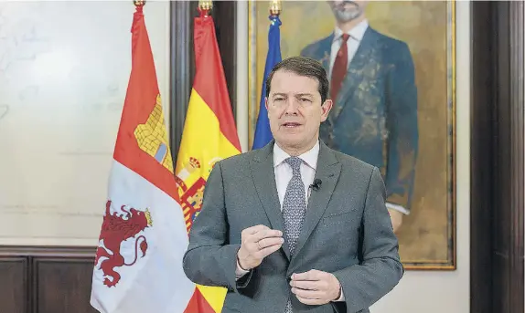  ?? JCYL ?? El presidente de la Junta durante una de sus recientes intervenci­ones junto a la bandera de España y de la Región y el retrato de Felipe VI