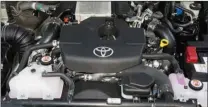  ??  ?? Avec ce moteur 2,8 l D-4D de 204 ch, le Hilux affiche des performanc­es très correctes. Le 2,4 l de 150 ch figure toujours au catalogue.