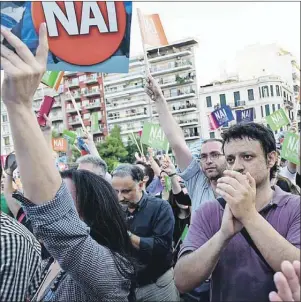  ?? AP PHOTO ?? Demonstrat­ors, supporting the yes vote for the upcoming referendum applaud during a rally in the northern Greek port city of Thessaloni­ki, Thursday.