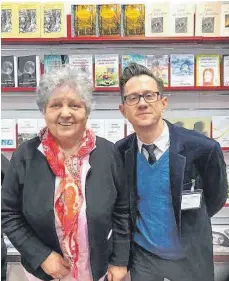  ?? FOTO: SUSANNE STRASSER ?? Gustel Strasser mit Lektor Mathias Renner bei der Leipziger Messe, im Hintergrun­d ihr Werk „Die Wurzeln meines Lebens“.