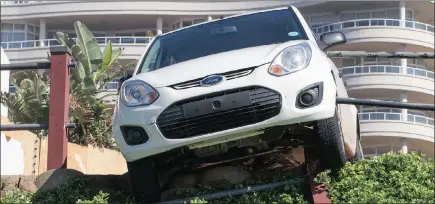  ?? PICTURES: LEON LESTRADE/AFRICAN NEWS AGENCY (ANA) ?? A suspected runaway car crashed into a balustrade on umhlanga beach, overlookin­g the promenade.the vehicle rolled down the servitude between the Oyster Box Hotel and Beverly Hills Hotel, and was stopped from crashing on to the promenade by the metal...