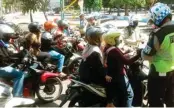  ?? EDI SUDRAJAT/JAWA POS ?? TAK BAWA SIM DITINDAK: Polisi memeriksa surat kelengkapa­n berkendara pemotor di timur kompleks GOR Delta.